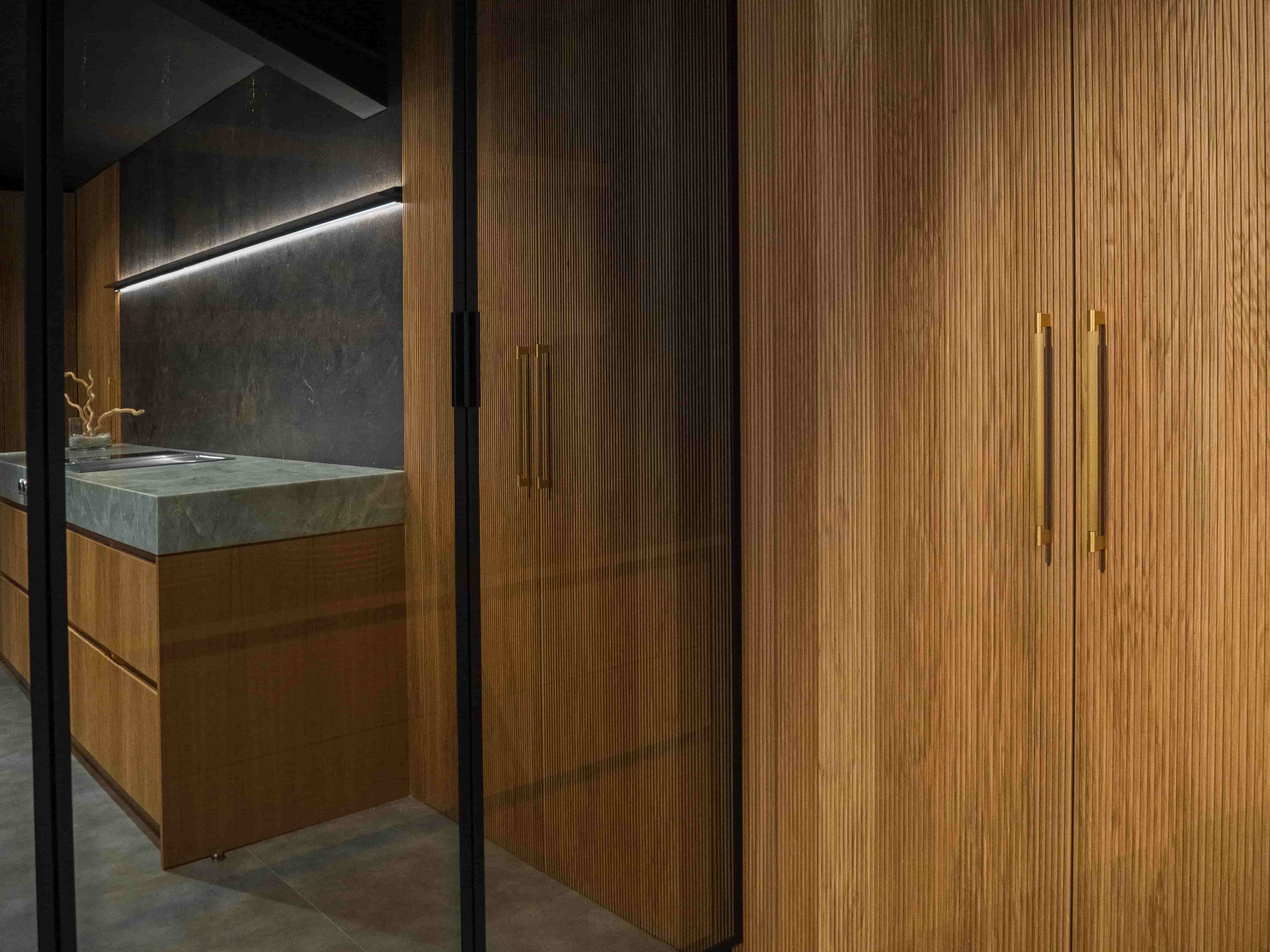 Aluminium kitchen doors vs timber kitchen doors